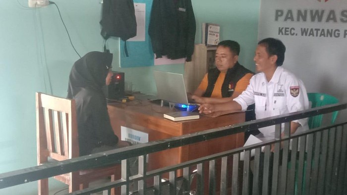 Bawaslu Sidrap memeriksa wanita yang kepergok mencoblos 2 kali di TPS berbeda.