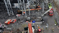 Layanan penyelamatan bekerja di fasilitas yang terbakar pasca kebakaran di taman hiburan air Liseberg Oceana, di Gothenburg, Swedia, Kamis (15/2/2024).  