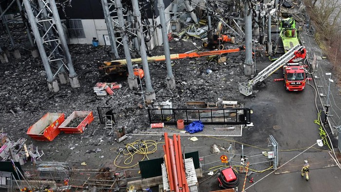 The rescue service works at the burned-out facility in the aftermath of a fire at Liseberg amusement park's new water world Oceana, in Gothenburg, Sweden, February 15, 2024. Bjorn Larsson Rosvall/TT News Agency/via REUTERS      ATTENTION EDITORS - THIS IMAGE WAS PROVIDED BY A THIRD PARTY. SWEDEN OUT. NO COMMERCIAL OR EDITORIAL SALES IN SWEDEN.