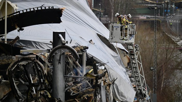 Begini Kondisi Taman Hiburan Terbesar Swedia Pasca Kebakaran Besar The rescue service works at the burned-out facility in the aftermath of a fire at Liseberg amusement park's new water world Oceana, in Gothenburg, Sweden, February 15, 2024. Bjorn Larsson Rosvall/TT News Agency/via REUTERS ATTENTION EDITORS - THIS IMAGE WAS PROVIDED BY A THIRD PARTY. SWEDEN OUT. NO COMMERCIAL OR EDITORIAL SALES IN SWEDEN.