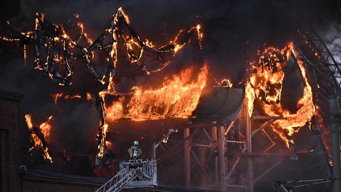 Begini Kondisi Taman Hiburan Terbesar Swedia Pasca Kebakaran Besar The rescue service works at the burned-out facility in the aftermath of a fire at Liseberg amusement park's new water world Oceana, in Gothenburg, Sweden, February 15, 2024. Bjorn Larsson Rosvall/TT News Agency/via REUTERS ATTENTION EDITORS - THIS IMAGE WAS PROVIDED BY A THIRD PARTY. SWEDEN OUT. NO COMMERCIAL OR EDITORIAL SALES IN SWEDEN.