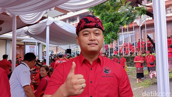 Bima Nata, putra Bupati Badung I Nyoman Giri Prasta saat ikut mendaftar di KPU Badung, beberapa waktu lalu. (Agus Eka Purna Negara/detikBali)