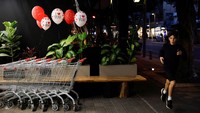 Seorang anak laki-laki berlari melewati dekorasi Hari Valentine di luar supermarket, di tengah konflik yang sedang berlangsung antara Israel dan kelompok Islam Palestina Hamas, pada Hari Valentine di Tel Aviv, Israel 14 Februari 2024. REUTERS/Susana Vera