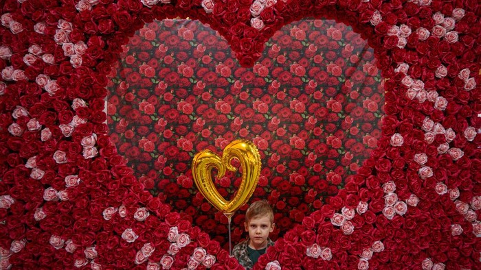 Bingkai Sepekan: Cita, Cinta dan Harapan A child poses in a heart shaped photo box during a Valentine's Day event in Bucharest, Romania, Tuesday, Feb. 13, 2024. (AP Photo/Andreea Alexandru)