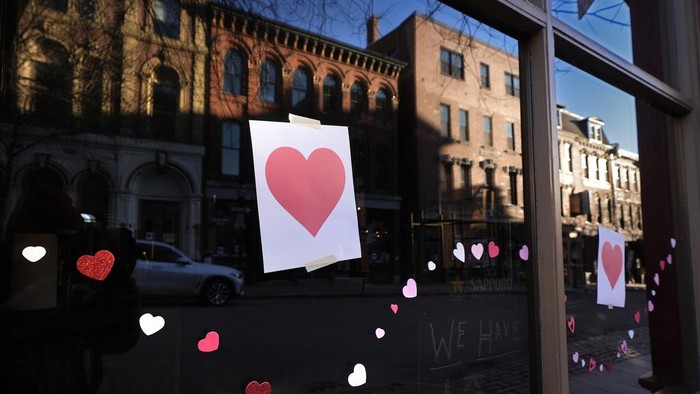 Bingkai Sepekan: Cita, Cinta dan Harapan Valentine's Day Hearts decorate a storefront on Exchange Street, Wednesday, Feb. 14, 2024, in Portland, Maine. The public has helped honor the memory of Kevin Fahrman, the Valentine's Day Bandit who secretly hung hundreds of red paper hearts throughout the city every February 14th. Farman died last year. (AP Photo/Robert F. Bukaty)
