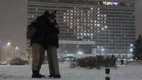 Sepasang kekasih mengambil foto selfie di depan hati yang dibentuk dengan lampu yang dinyalakan di kamar hotel saat Hari Valentine di St. Petersburg, Rusia, Rabu, 14 Februari 2024. AP/Dmitri Lovetsky