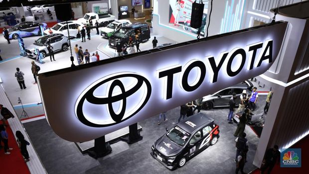 Booth Toyota di ajang IIMS 2024, Kamis (15/2/2024). (CNBC Indonesia/Tri Susilo)