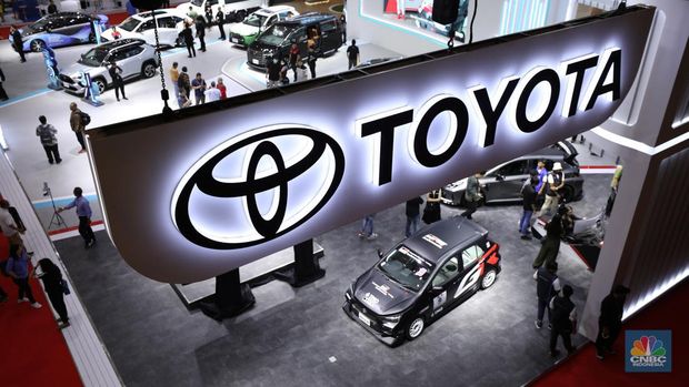 Booth Toyota di ajang IIMS 2024, Kamis (15/2/2024). (CNBC Indonesia/Tri Susilo)