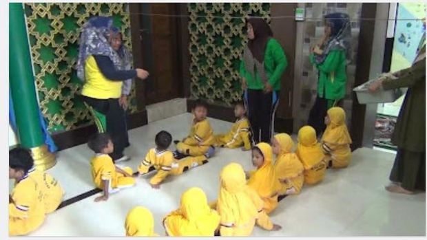 Murid sekolah gratis yang didirikan Bripka Aminullahdi Surabaya, Jatim