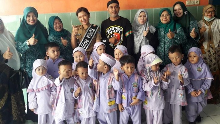 Murid di sekolah gratis yang didirikan Bripka Aminullah di Surabaya, Jatim