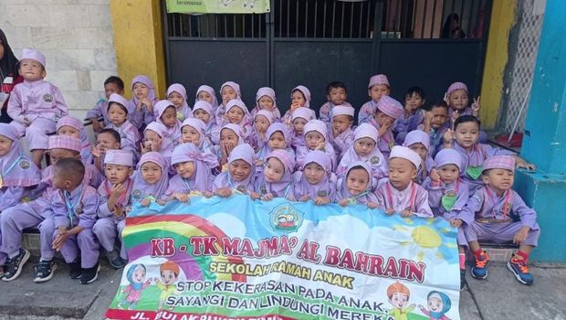 Murid di sekolah gratis yang didirikan Bripka Aminullah di Surabaya, Jatim
