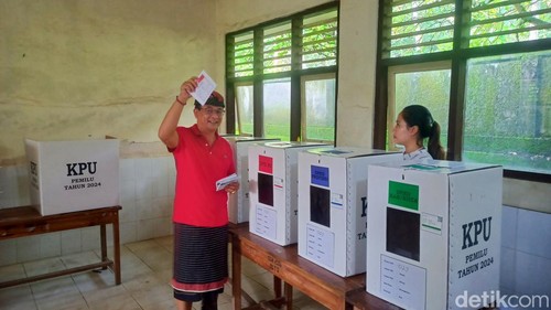 Bupati Karangasem I Gede Dana melakukan proses pencoblosan di TPS 27 Desa Datah, Rabu (14/2/2024) (I Wayan Selamat Juniasa/detikBali)