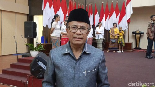 Bupati TTS periode 2019-2024 Egusem Pieter Tahun Mantan saat diwawancarai detikBali di Kupang, Jumat (16/2/2024). (Simon Selly/detikBali)