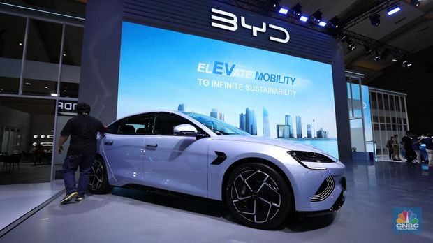 BYD Motor Indonesia resmi merilis harga untuk seluruh jajaran produknya pada hari pertama Indonesia International Motor Show (IIMS) 2024. (CNBC Indonesia/Tri Susilo)