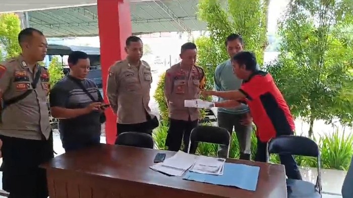 Caleg NasDem di Jember ngamuk di kanto kecamatan ngaku suaranya dijual ke parpol lain.