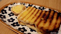 Bagi kamu yang tak ingin makan berat, juga bisa memesan Kaya Toast yang renyah nikmat. Kaya Toastnya disajikan dengan roti jadul Indonesia yang tebal dan lembut dengan selai kaya rumahan yang legit. Foto: Tim detikfood