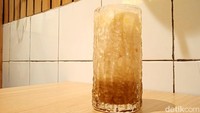 Dandia Latte menggunakan racikan susu, kopi, dan gula aren. Oh ya, rasa gula aren sebagai pemanisnya juga unik dengan tidak terlalu kental dan sedikit sentuhan gurih. Foto: Tim detikfood