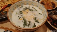 Selain itu Nasi Ayam Tangkap juga dipadukan dengan sayur ubi. Berisi kuah santan yang cair, daun singkong, dan teri medan harganya dibanderol Rp 45.000 per porsi. Foto: Tim detikfood