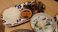 Menu utama yang banyak dipesan pelanggan di sini adalah nasi ayam tangkap. Inspirasi menu asal Aceh dibuat lebih kekinian agar rasanya mudah diterima lebih banyak orang. Foto: Tim detikfood