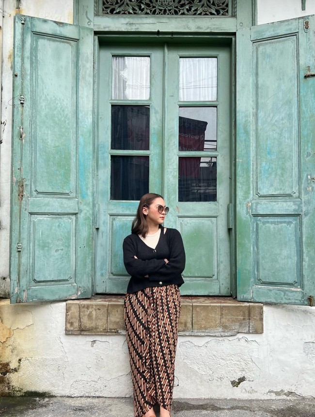 Dari unggahan-unggahannya terlihat jika calon adik ipar Ayu Ting Ting itu gemar berpose di depan kamera. Lihat saja gayanya saat mengenakan atasan hitam yang dipadukan dengan kain batik. Foto: Instagram/@dinarsalsa