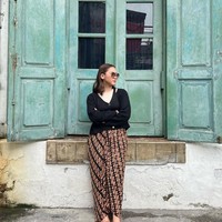 Dari unggahan-unggahannya terlihat jika calon adik ipar Ayu Ting Ting itu gemar berpose di depan kamera. Lihat saja gayanya saat mengenakan atasan hitam yang dipadukan dengan kain batik. Foto: Instagram/@dinarsalsa