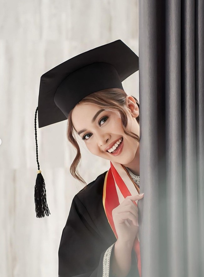 Melalui unggahannya diketahui jika Dinar baru saja lulus dari STIKOM London School of Public Relations dengan mengambil jurusan Communication & Business. Foto: Instagram/@dinarsalsa