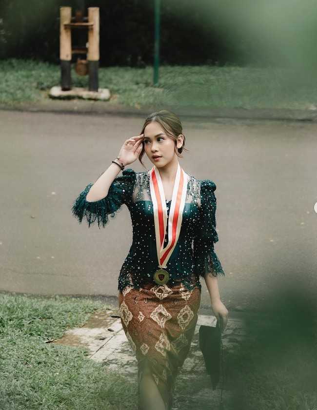 Begini gaya Dinar saat wisuda kelulusan. Ia tampil anggun dan cantik mengenakan kebaya modern berwarna hijau dan coklat. Rambutnya pun tampak simpel dicepol ke belakang. Foto: Instagram/@dinarsalsa