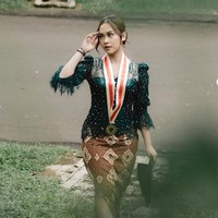 Begini gaya Dinar saat wisuda kelulusan. Ia tampil anggun dan cantik mengenakan kebaya modern berwarna hijau dan coklat. Rambutnya pun tampak simpel dicepol ke belakang. Foto: Instagram/@dinarsalsa