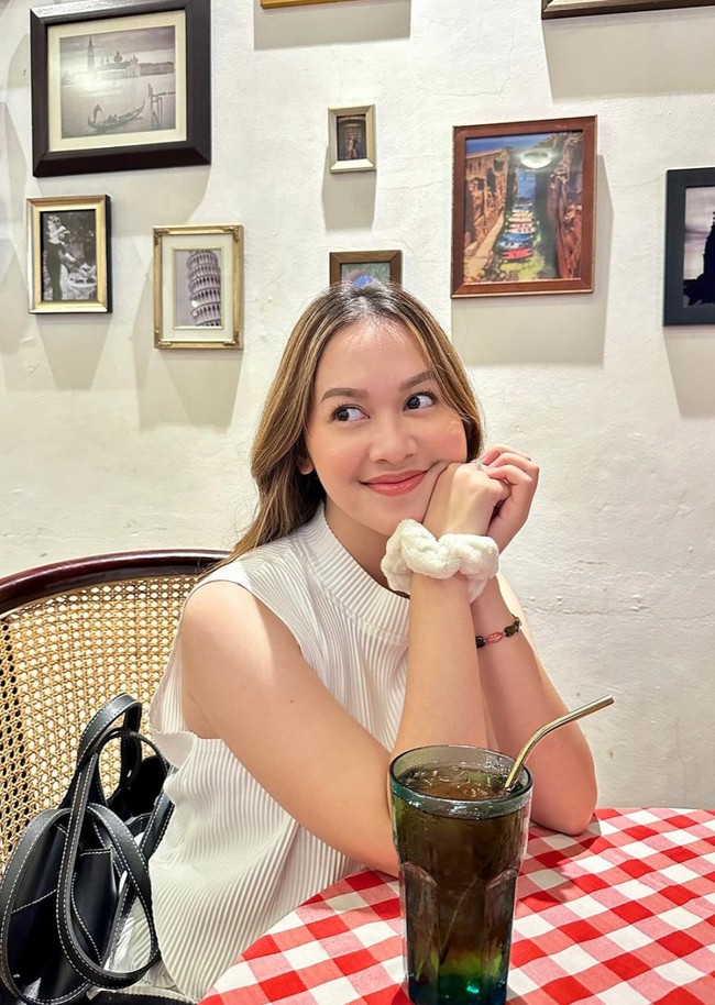 Dinar juga terlihat kerap tampil dengan pulasan makeup natural minimalis. Riasan tersebut membuat pesonanya semakin terpancar. Foto: Instagram/@dinarsalsa