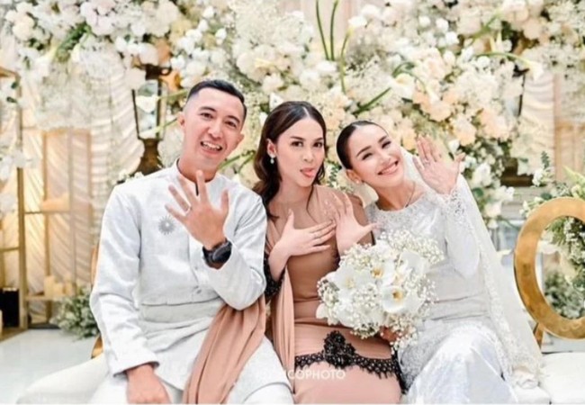 Hadir dan berfoto bareng dengan Fardhana dan Ayu Ting Ting, sosok Dinar Salsa belakangan jadi ikut tersorot. Diketahui jika Dinar Salsa merupakan adik dari Muhammad Fardhana. Foto: Instagram/@ayutingtingfardhana