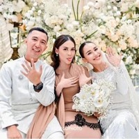 Hadir dan berfoto bareng dengan Fardhana dan Ayu Ting Ting, sosok Dinar Salsa belakangan jadi ikut tersorot. Diketahui jika Dinar Salsa merupakan adik dari Muhammad Fardhana. Foto: Instagram/@ayutingtingfardhana