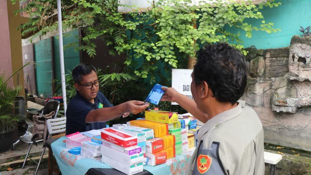 Dokkes Polres Metro Tangerang Kota memeriksa kesehatan personel polisi pengamanan TPS hingga KPPS usai pemungutan suara.