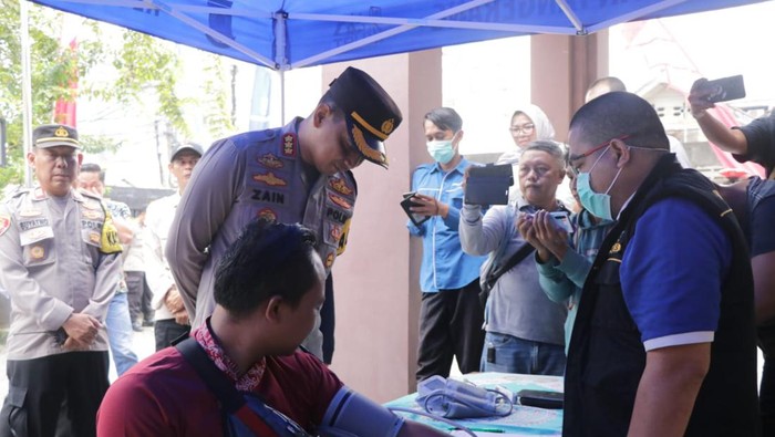 Dokkes Polres Metro Tangerang Kota memeriksa kesehatan personel polisi pengamanan TPS hingga KPPS usai pemungutan suara.
