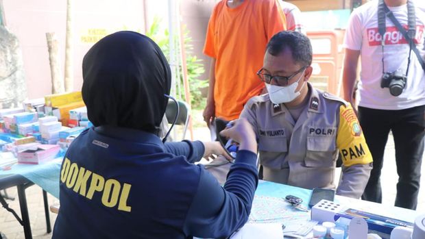 Dokkes Polres Metro Tangerang Kota memeriksa kesehatan personel polisi pengamanan TPS hingga KPPS usai pemungutan suara.