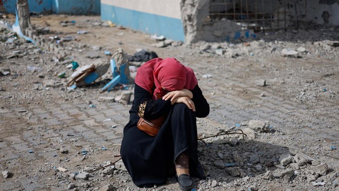 A woman looks on, as Palestinian arrive in Rafah after they were evacuated from Nasser hospital in Khan Younis due to the Israeli ground operation, amid the ongoing conflict between Israel and Hamas, in the southern Gaza Strip, February 15, 2024. REUTERS/Mohammed Salem