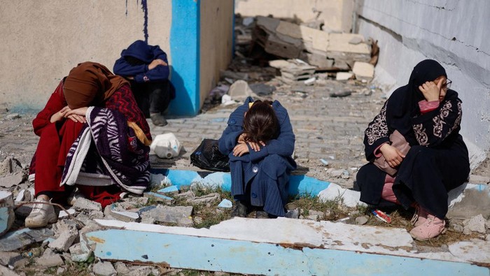 A woman looks on, as Palestinian arrive in Rafah after they were evacuated from Nasser hospital in Khan Younis due to the Israeli ground operation, amid the ongoing conflict between Israel and Hamas, in the southern Gaza Strip, February 15, 2024. REUTERS/Mohammed Salem
