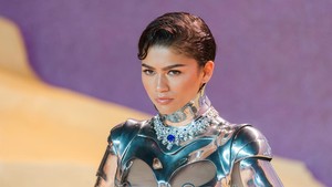 Zendaya juga bikin heboh karena kostum yang dipakainya. Ia terinspirasi robot saat hadir di premier Dune: Part Two. Ia melengkapi penampilan serba perak dengan kalung berlian dan safir yang menakjubkan serta potongan rambut pendek. Foto: Future Publishing via Getty Imag/Future Publishing