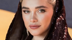Florence Pugh melangkah ke karpet merah Dune: Part Two dengan penampilan keren dengan gaun Valentino, yang dihiasi dengan payet, tudung, dan garis leher yang santai. Foto: Future Publishing via Getty Imag/Future Publishing