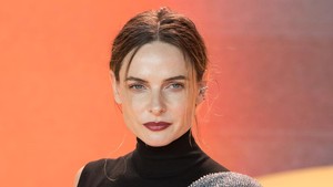 Rebecca Ferguson mengenakan busana Fendi di premier Dune: Part Two. Aktris Swedia tersebut memadukan penampilan khas gotiknya dengan futurisme yang menjadi tema film fiksi ilmiah itu. Foto: Future Publishing via Getty Imag/Future Publishing