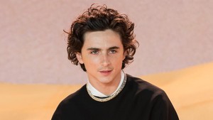 Timothée Chalamet juga bikin geger para penggemar saat hadir di karpet merah. Kerumunan besar penggemar memujanya hingga rela antre berjam-jam. Setelah berpose di karpet merah, ia lalu mendatangi para penggemar itu. Foto: Future Publishing via Getty Imag/Future Publishing