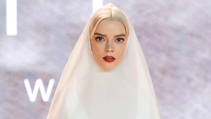Anya Taylor-Joy bergabung dengan ansambel Dune: Part Two. Aktris peraih nominasi Emmy dan pemenang SAG serta Golden Globe itu tampil mengejutkan di karpet merah. Ini penampilan perdananya, setelah banyak yang meragukan ia bakal ikut ambil bagian dalam film tersebut. Foto: Samir Hussein/WireImage/Samir Hussein
