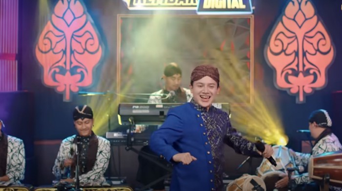 Setelah Niken Salindry, kini giliran Fallden yang menyanyikan lagu Lamunan versi campursari. Meski bernyanyi sendiri lagu tersebut menjadi seperti lagu duet.