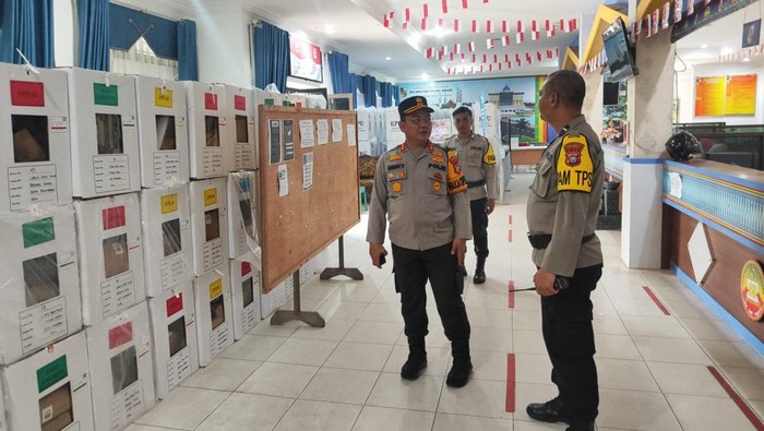 Foto: Wakapolresta cek gudang logistik (Dok Polresta Pekanbaru)