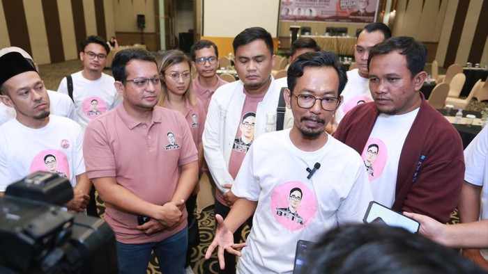 Foto: Ketua Beta Gibran Riau, Shodik pakai kaus putih kacamata (Dok Istimewa)