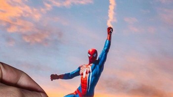 Spider-Man bergelantungan. Foto: Rudy Willingham via Boredpanda