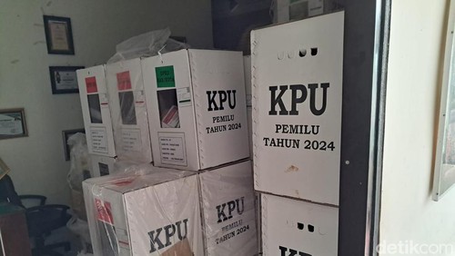 Foto: Logistik pemilu 2024 yang berhasil diselamatkan dari perusakan dan pembakaran di Kecamatan Parado diamankan di KPU kabupaten Bima, NTB, Jumat (16/2/2024). (Rafiin/detikBali)