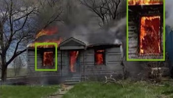 Saat rumah dalam gambar ini terbakar, kamu dapat melihat seorang pria sedang melihat melalui salah satu jendelanya. Tidak ada yang tahu pasti apa yang terjadi sampai hari ini. Foto ini diambil di Gary, Indiana. Saat rumah itu dilalap api, petugas pemadam kebakaran yang merespons mengambil tindakan. Malamnya, istrinya terkejut ketika dia melihat sosok gelap yang menakutkan tepat di tengah bingkai jendela. Gambar tipis seorang anak kecil juga terlihat di ambang pintu. Foto: Trueactivist