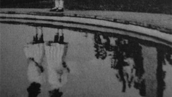 Pada tahun 1925, gadis kecil yang digambarkan di sini kehilangan saudara kembarnya dalam kebakaran yang terjadi di rumah mereka. Namun seperti terlihat di foto ini, sepertinya hantu kembarannya telah mengikutinya selama ini. Foto: Trueactivist