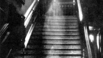 Foto menakutkan ini diambil di salah satu rumah tua bergaya Victoria. Penampakan tersebut diperkirakan disebabkan oleh pencahayaan yang buruk, namun para peneliti meragukan hal tersebut. Banyak yang mempercayai keaslian gambar tersebut. Foto: Trueactivist