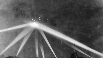 Pada tanggal 24 Februari, langit Los Angeles diterangi oleh tembakan artileri antipesawat. Sasarannya: pesawat tak dikenal, dianggap musuh. Tontonan ini dikenal sebagai Serangan Udara Besar Los Angeles. “Pertempuran” tersebut berlangsung selama beberapa jam dari akhir 24 Februari hingga awal 25 Februari. Beberapa orang berteori bahwa pesawat tersebut mungkin berasal dari luar bumi. Foto: Trueactivist